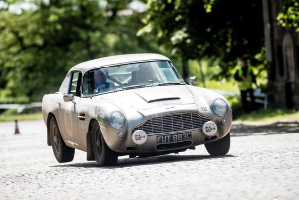 „Rally the Globe“-Gründungsmitglieder Alan und Tina Beardshaw mit ihrem Aston Martin DB5 von 1965.  Foto: Auto-Medienportal.Net/Rally the Globe